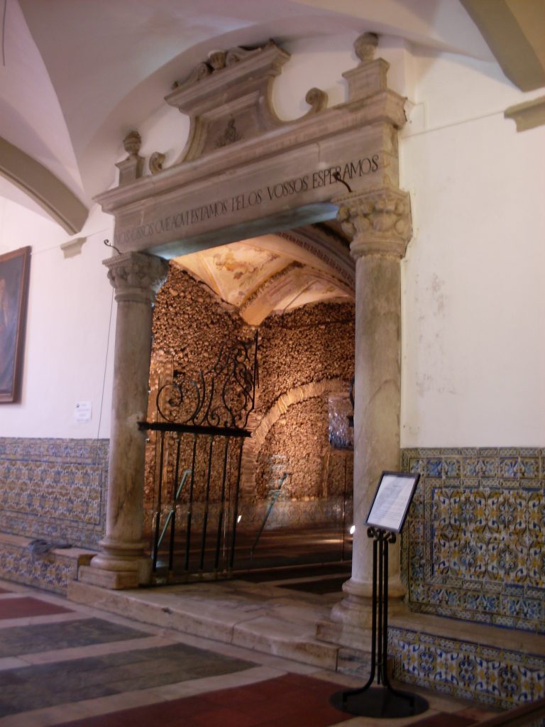 This image has an empty alt attribute; its file name is Capela_dos_Ossos_Évora_-_Entrada-768x1024.jpg